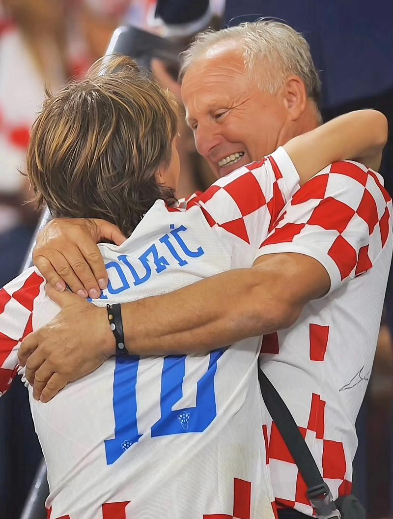 杜兰特篮下补篮，逆转比赛