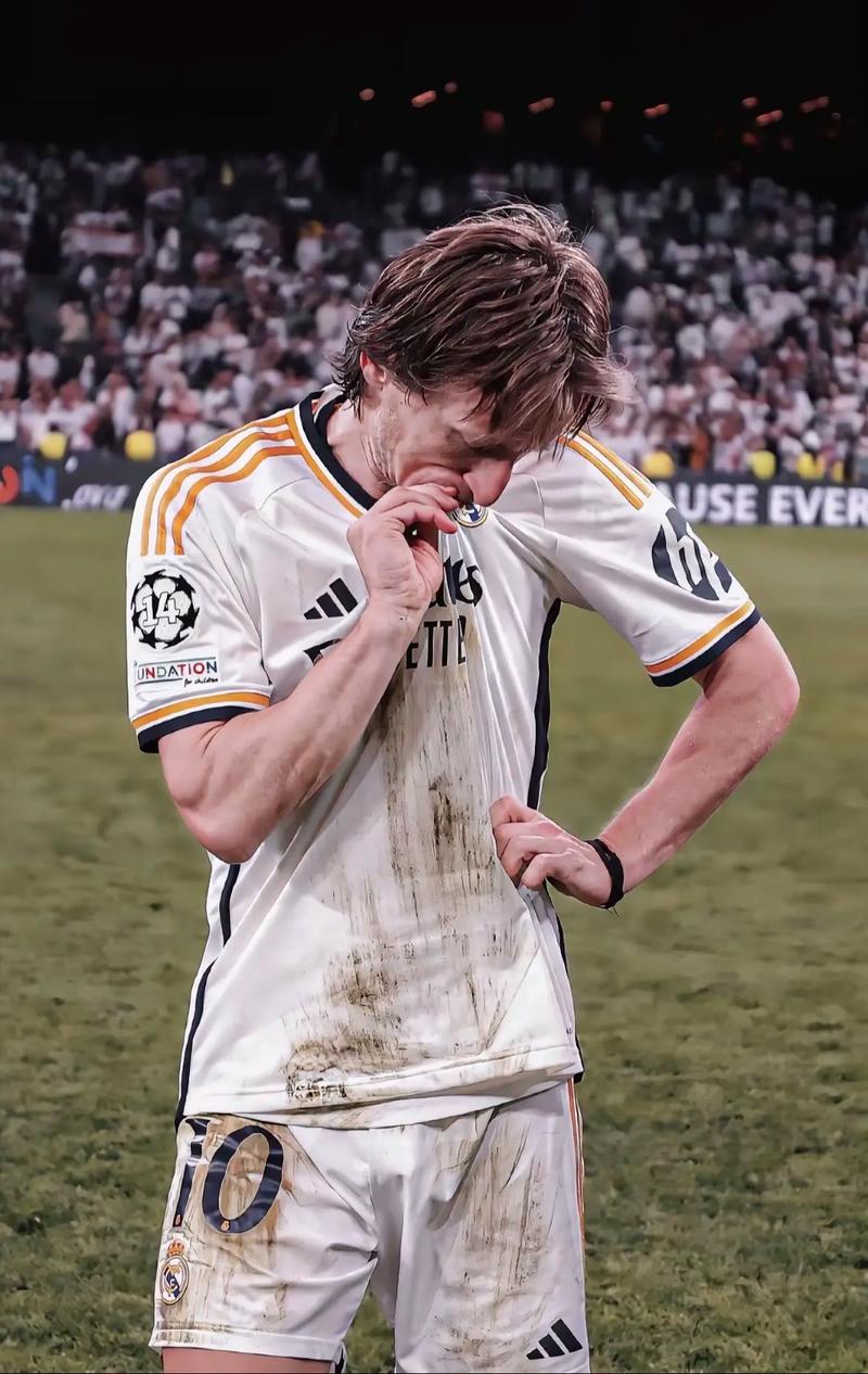 已成惯例，阿根廷足协主席赛前晒与梅西、德保罗合照